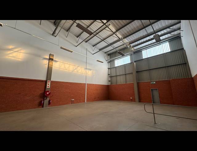 344M² WAREHOUSE TO LET IN LONGLAKE